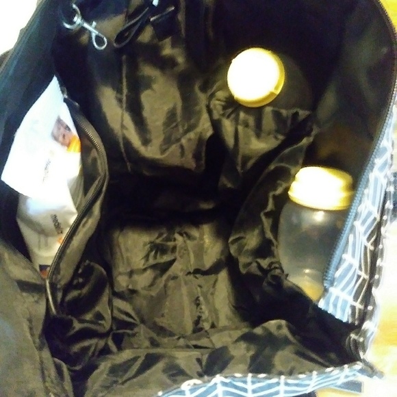 Medela Breastpump & Bag (w/featured accessories) - Picture 2 of 7
